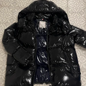 Glansig dunjacka  - Säljer min glansiga dunjacka från Tommy hilfiger, köptes på nk i februari 2021. Säljer då jag använder en annan mer:( jackan är som ny och används fåtal gånger, storleken är l men passar mig bra som vanligtvis har m. Ord pris 3 499kr .säljer för 900kr men Kan sänka pris vid snabb affär.
