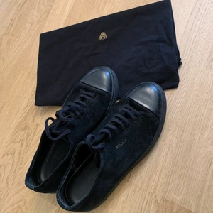 Axel arigato skor - Svarta mocka Axel arigato skor i storlek 41. Är i fint använt skick, men går att putsa dom som nya igen. Dustbag medföljer.