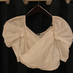 Gina Tricot Blus - Vit blus från Gina Tricot med puffiga ärmar. Stretchiga över ryggen. Endast provad, aldrig använd. 