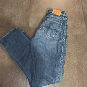 Kings of indigo jeans  - Mörkblåa jeans från kings of indigo, ser inte så använda ut. Jag är ca 157cm och de är ganska långa på mig. De är high rise slim. 
