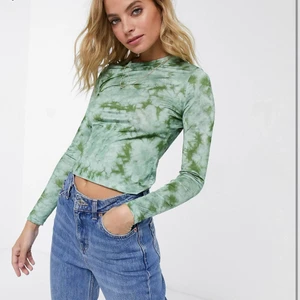 Långärmad topp från ASOS  - Skitsnygg långärmad tröja från ASOS. Sitter skitsnyggt och kan justeras med snören i midjan. Köpare står för frakt❤️❤️