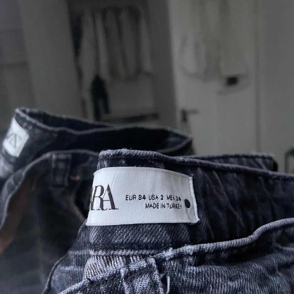 Säljer dessa populära o jättesnygga jeansen från Zara som inte längre finns kvar att köpa! Köpta här på plick för 700kr så säljer helst vid ett bra pris. Budgivning startar på 200kr eller köp direkt för 500kr +frakt! 🤎. Jeans & Byxor.