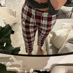 Pyjamasbyxor  - Rutiga pyjamasbyxor från hm som tyvärr är för korta för mig (är 172). Jättesköna och i jättebra skick.