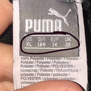 PUMA - !Storlek står på bilden! Både tjejer och killar kan ha dessa byxor! När jag köpte dom kosta dom 400 kr!! Obs bara swish! Använt 3 gånger!! Hela priset me frakt blir 262