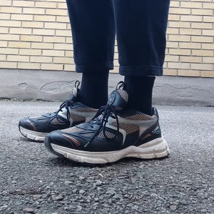 ACEL ARIGATO SKOR st 45 - Säljer mina Axel Arigato Marathon Runners, st 45, Svart/Orange. Säljer för att jag inte använder de längre. Lite slitna, framförallt på vänster skons sista hål för snören som visas på andra bilden, därav det låga priset.     Original pris: 2300 SEK