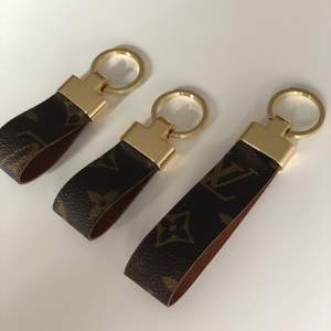 Handgjorda nyckelringar custom made. Tillverkat av läder från Louis Vuitton keep all bag. Hör av dig för mer info. 