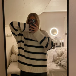 Randig stickad tröja - Säljer min vita randiga tröja från H&M, slutsåld överallt. Köpare står för frakt💓