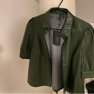 Läder Topp - Cool och jätte fin läder imitation topp från Vera Moda i storlek S💗