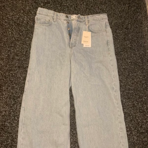 Mango jeans storlek 40 - Det är ett par mango byxor som jag aldrig har använt. Köpe dom förra året.