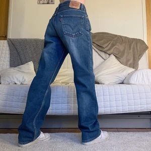 Levis Jeans - Säljer dessa coola Levis jeans i storlek W34L34! 88cm midja och 80cm innerbenslängd, jag på bilderna är 172cm lång och brukar bära storlek 38/W28/S-M❤️