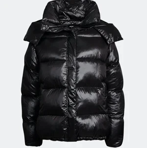 Svart jacka Bik bok  - Lånad bild, vill egentligen bara kolla intresset på jackan! FRAKTAR INTE JACKAN. Priset har stigit över 200kr så att ni vet. 