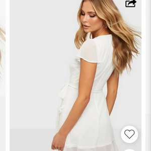 Klänning  - Vit superfin klänning perfelt till student/skolavslutning💕💕