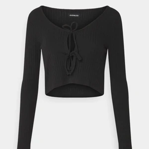 kofta med knytdetaljer - jättesöt ribbad svart kofta med två knytdetaljer🖤  använd fåtal gånger och därmed i bra skick ☺️