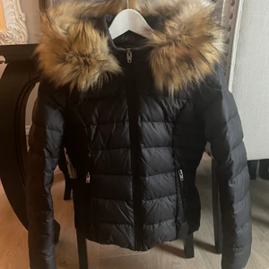 Vinterjacka från rock and blue  - Fin vinterjacka från rock and blue i storlek 34. Använd en vinter och ser ut som ny.