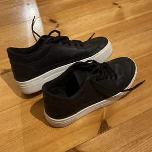 Skor - Skor från Nelly som knappt är använda 