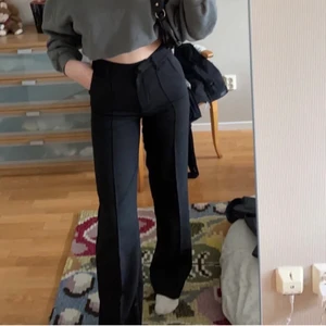 Madlady kostymbyxor - Ute för försäljning igen eftersom köparen inte var seriös.                                                                   Byxorna är i väldigt fint skick och har varit mina favoriter men är nu försmå. Sitter jättebra, fint skick som jag redan nämnt och därav priset🥰