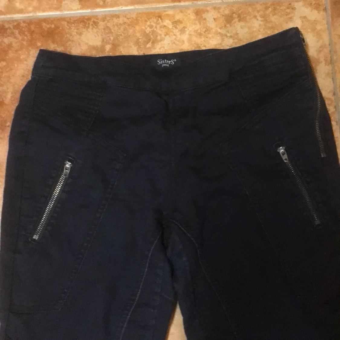 Snygga byxor med dragkedjor - 90