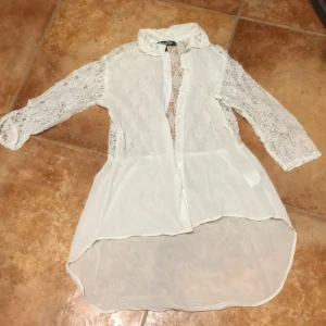 Världens snyggaste blus - Snygg med mycket eleganta detaljer.