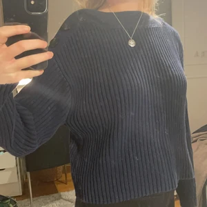 stickad tröja - stickad tröja med knappar vid axeln från carin wester