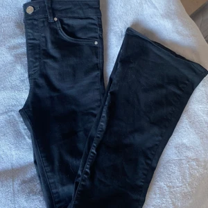 Flare-jeans high waist  - Använd 2-3 tillfällen endast så i väldigt fint skick! Helsvarta. Säljes pga, för trånga i midjan på mig, jag har vanligtvis W26/L30. Strechtiga dock!! Sitter som ett smäck på rumpan 👌🏼 Jag är 165cm lång och väger 62 kg. 