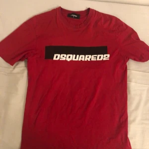 Dsquared tröja  - ❗️GARDEROBSRENSNING❗️ Dsquared tröja köpt i usa på saks fifth avenue för ungefär ett och ett halvt år sedan. Lite cracking på printen. Säljer pga det inte är min stil längre. 