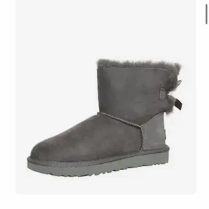 Ugg - Säljer mina Uggs som jag knappt anvönder längre för 700kr (pris går att diskutera). Nypris 2119kr
