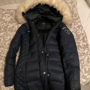 Rock and blue jacka - Säljer min äkta rock and blue jacka. Den har knappt varit använda en vinter och bara legat i garderoben. Storlek xs men passar även en small. kan tänka mig gå ner i pris vid snabb affär. Kan fraktas men köparen står för frakt.