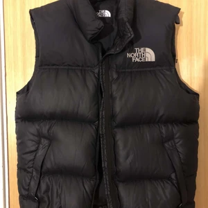 Svart the north face väst  - Det är en helt vanlig svart väst i märket The north face. Denna väst är helt oanvänd och där med är i mycket bra skick. Jag kan mötas och även posta (köparen står för frakten).