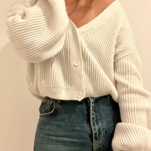 Vit kofta - Vit stickad, kort kofta med knappar från nakd i strl M. Är i bra skick, nypris 399kr. Hör av dig vid frågor eller om du vill ha fler bilder! (Pris kan diskuteras)💕💕