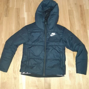 Nikejacka storlek S - Nike vinterjacka storlek S använd en vinter