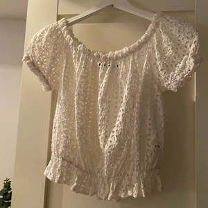 vit topp - vit topp, går att ha offshoulder, från bikbok