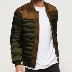Superdry Quilted Bomber jacka - Superdry vinterjacka i storlek XL (Superdry är rätt små i storlekarna, skulle säga som en normal L). Använd ett fåtal gånger. Nypris 1299kr säljes för 500.