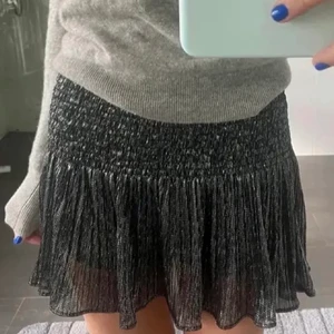 Zara kjol - Säljer denna så fina slutsålda och väldigt populära kjol från zara💕 storlek xs, buda!!💕 (lånad bild)