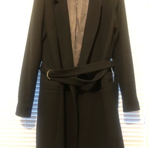 Kappa svart - En skönt pch varmt kappa märket är Stockholm och jag har köpt den från MQ i mycket bra skikt , har använt bara några gånger 