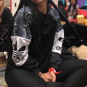 Adidas sweater snake print - En sweater från adidas. Storlek S men stor i passformen. Pösig streetlook. Frakt möjligt 