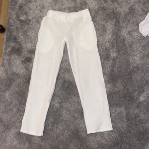 Linnebyxor  - Säljer mina linnebyxor som är köpta i Spanien jag har inte använt dem alls eftersom att dom är lite för små för mig dom är i stolk xs/s och sitter jättebra annars.