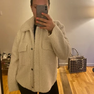 Teddyjacka  - Säljer denna fina vita teddyjackan från NA-KD i strl M. Använd max 3 gånger så ”pälsen” är väldigt fin. Varm och go nu till vintern 🥰