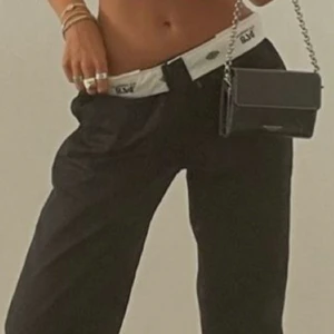 Dickies byxor - 10% SÅ JUST NU 270kr. Säljer dessa svarta trendiga Dickies byxorna i storlek W28. Passar dig som är xs - m. Köpta för 599kr. Använda ca 3 gånger. Går att ha uppvikta som vanligt eller nervikta som på bilden. Skriv för mer information eller bilder🌸 vinner du budgivningen MÅSTE du köpa byxorna.