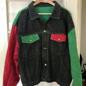 Vintage color block jeansjacka Lil Peep - Intressekoll på denna vintage color block jeansjacka från 80- 90-talet. Detta är likadan jeansjacka som tjejen i Lil Peeps video till Awful things har på sig (se bild 3), lite mörkare i själva jeanstyget dock. Står ingen storlek, tror onesize och är väldigt oversize i modellen och ca som en storlek XL. Det finns ett litet hål på ena ärmen, skickar gärna bilder så säg bara till. Tror fraktkostnad blir 99kr då den väger rätt mycket som paket.