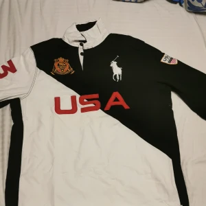 Ralph Lauren tröja  - Jättesnygg Ralph Lauren tröja som köptes för 2200 på Care of Carl eller Johnells, limited edition. 100% äkta. Använd 2-3 gånger och är i princip som ny. Kolla i min profil för att se fler liknande tröjor från samma märke. Kontakta mig vid paketpris mm. Köpare står för frakt 