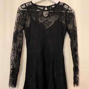 Superfin svart spetsklänning från H&M. Perfekt till jul eller nyår!🎉 Fint skick och har fin passform. Kan skickas mot fraktkostnad📦 Betaling via swish. (Finns på fler sidor) 