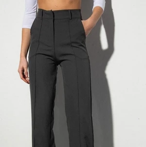 Kostymbyxor  - Säljer mina älskade kostymbyxor ifrån madlady💞 