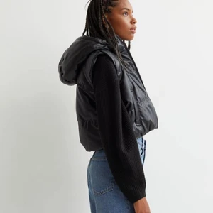 Väst  - Väst från HM, använd ca 2 gånger. Slutsåld på hemsidan! Skriv för frågor, frakt tillkommer. Budgivningen vid flera intresserade💕