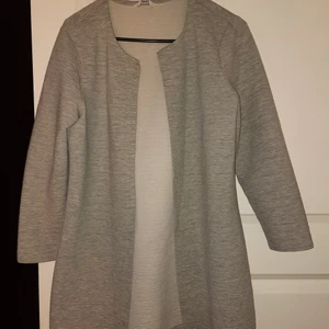 Grå kofta - Helt ny vill sälja för den inte kommer till användning. Storleken är L men passar även till M och S 