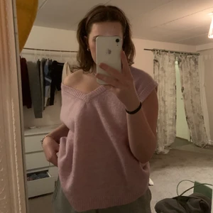 ROSA VÄST - säljer min rosa väst från H&M! Kommer inte till användning & är i ett bra skick! 