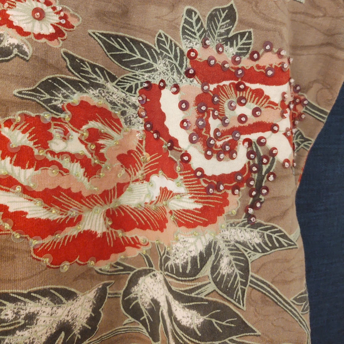 T-shirt med ros detaljer - 91