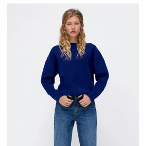 Stickad tröja  - Blå stickad tröja från zara som är slutsåld. Nyskick