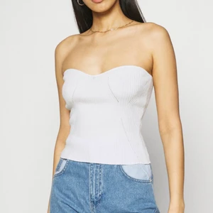 Topp - Säljer denna superfina populära toppen från Gina i storlek 38. Aldrig använd, säljer pga den va för stor för mig🤍 skriv vid frågor!