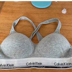 Super skön bh/top ifrån Calvin Klein i stl XS/S. Nypris är 399kr. Den har inga defekter och tvättas innan den postas 💞