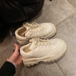 Eytys angel  - Säljer mina fina eytys som är köpta här på Plick för att de inte kommer till användning längre. Fint skick och sparsamt använda❤️ tvättar dem innan jag säljer och köparen står för frakten 